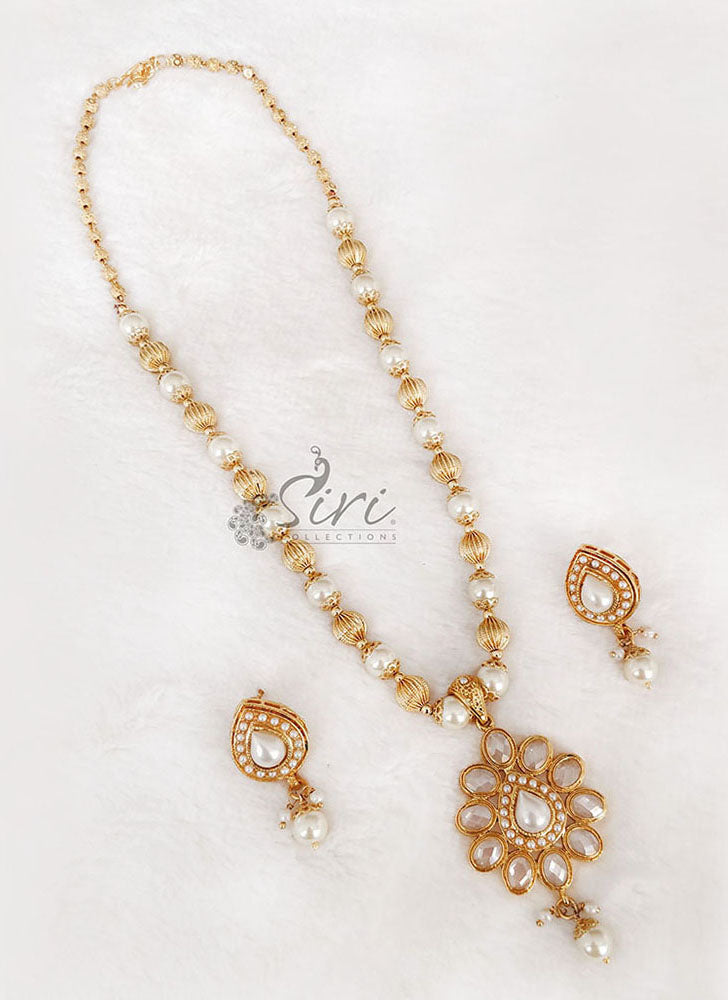 Beautiful Necklace Set in Polki Pendant