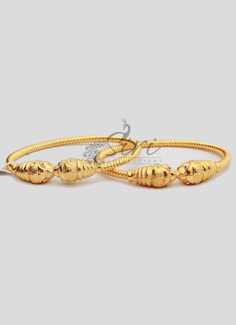 Kada Style Pair of Bangles in Gold Micro Polish