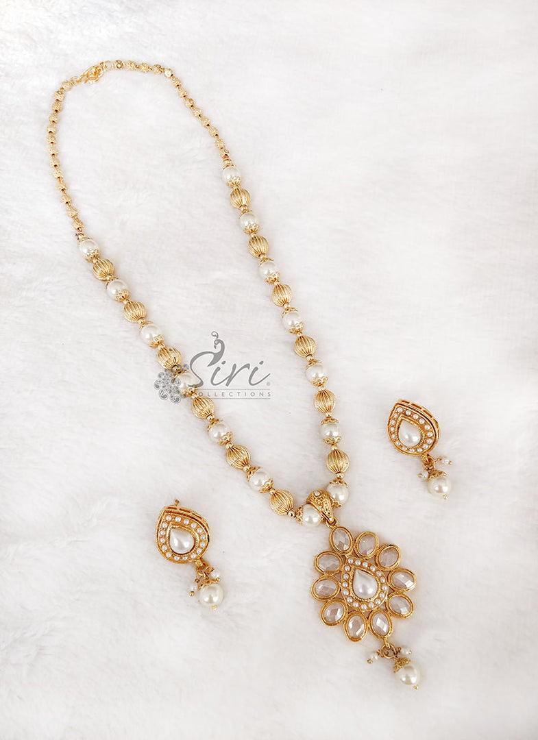 Beautiful Necklace Set in Polki Pendant